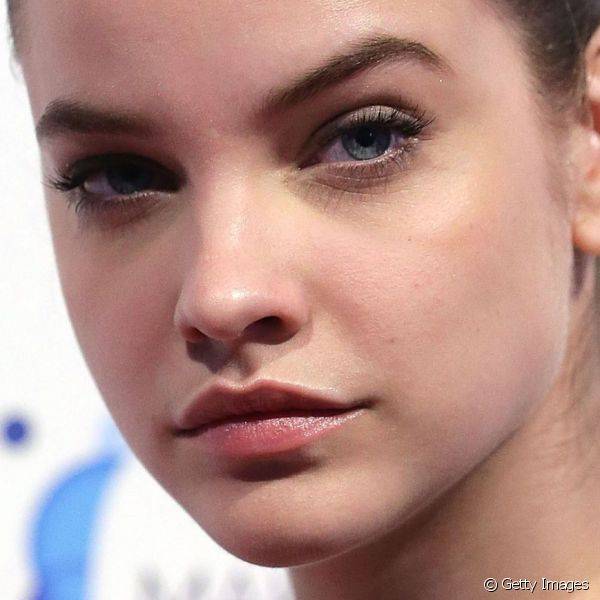 Para evento da L'Oréal, no início de 2015, a modelo apostou em uma maquiagem super discreta e delicada, com uma sombra amarrozanda e o restante bem clean